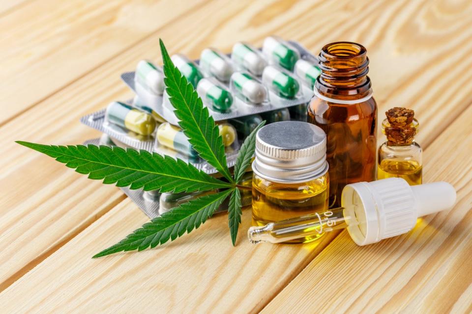 El informe incluyó estudios que analizaron una variedad de diferentes productos de cannabis. <a href="https://www.shutterstock.com/image-photo/green-leaves-medicinal-cannabis-extract-oil-1928703866" rel="nofollow noopener" target="_blank" data-ylk="slk:Bukhta Yurii/ Shutterstock;elm:context_link;itc:0;sec:content-canvas" class="link ">Bukhta Yurii/ Shutterstock</a>