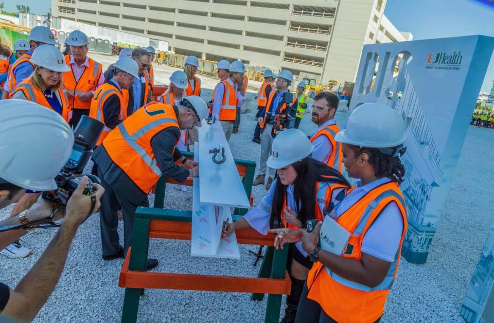 Los invitados, entre los que estaban ejecutivos de UHealth, representantes de las empresas urbanizadoras LeFrak y Turnberry y representantes de la empresa constructora Robins & Morton, firmaron una viga metálica durante la ceremonia de remate de la obra donde se está construyendo el nuevo centro médico UHealth at SoLé Mia, en North Miami, el viernes 5 de abril de 2024. El centro médico de siete pisos y 363,000 pies cuadrados incluirá oncólogos del Sylvester Comprehensive Cancer Center; atención oftalmológica avanzada del hospital oftalmológico número 1 del país, Bascom Palmer Eye Institute, y tratamientos urológicos del Desai Sethi Urology Institute.