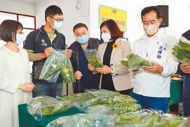 斗南青銀基地團隊最近協助青農、中高齡農民種植機能型蔬菜，圖右二為雲林縣長張麗善。（周麗蘭攝）