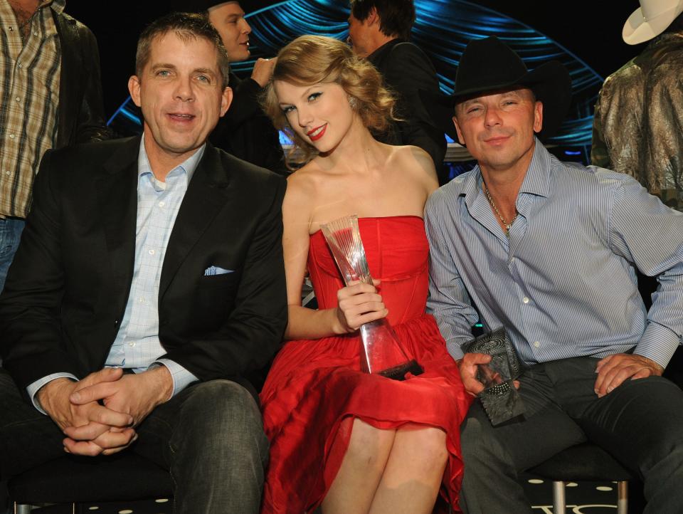 taylor swift kenny chesney 2011 cmt artists of the year