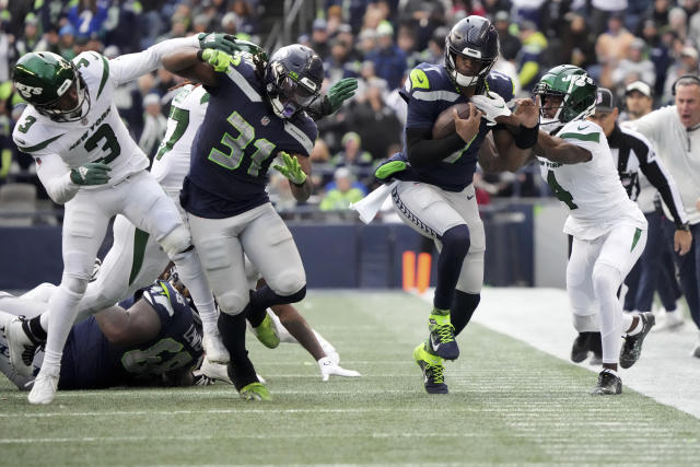 Seattle Seahawks quarterback Geno Smith (7) warms up before an NFL football  game against the Buffalo Bills, Sunday, Nov. 8, 2020, in Orchard Park, N.Y.  (AP Photo/Adrian Kraus Stock Photo - Alamy