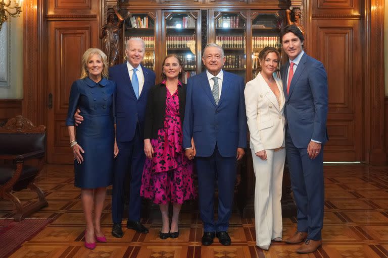 Los tres mandatarios junto a sus esposas