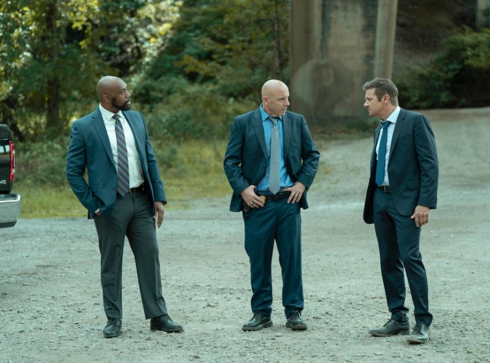 MAYOR OF KINGSTOWN: “Peace in the Valley”- (L-R) Derek Webster as Stevie, Hugh Dillon as Ian and Jeremy Renner as Mike McLusky in season 2, episode 9 of the Paramount + series MAYOR OF KINGSTOWN. Photo Cr: Dennis P. Mong Jr./Paramount + © 2022 Viacom International Inc. All Rights Reserved. Mayor of Kingstown and all related titles, logos and characters are trademarks of Viacom International Inc.