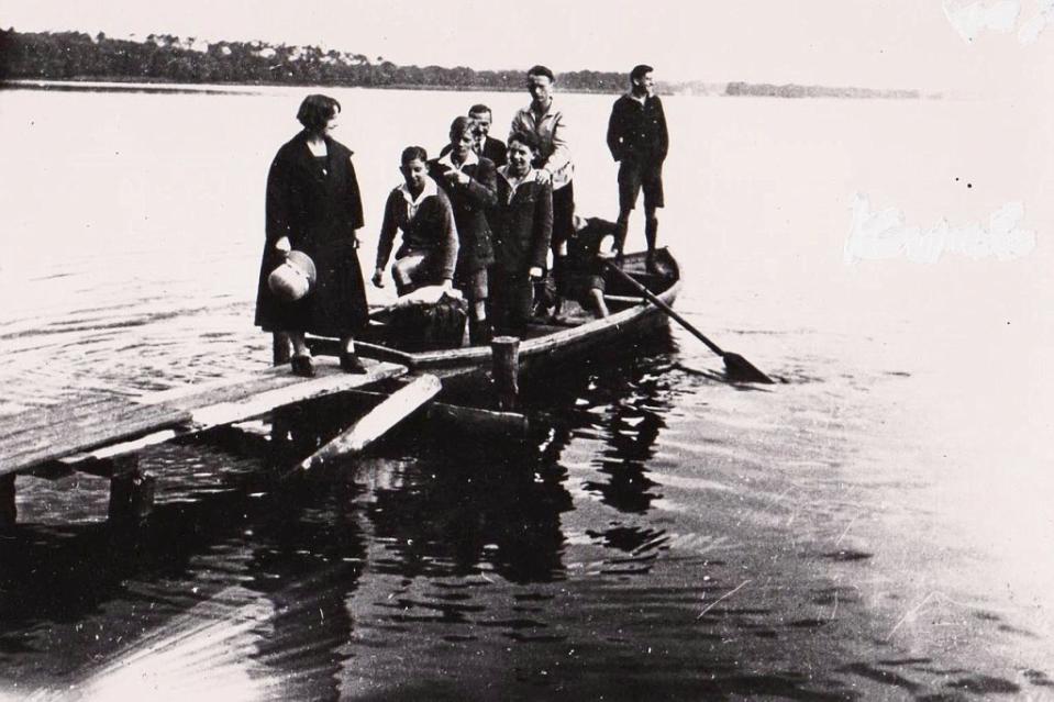 Eine Gruppe auf dem Weg zur Insel Insel Scharfenberg in Tegel. Diese Fotografie ist aus dem Jahr 1925.<span class="copyright">Museum Reinickendorf</span>