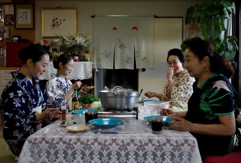 Koiku, Mayu, Maki e Ikuko, que son geishas, almuerzan juntos en la casa de Ikuko, durante el brote de la enfermedad por coronavirus (COVID-19), en Tokio, Japón