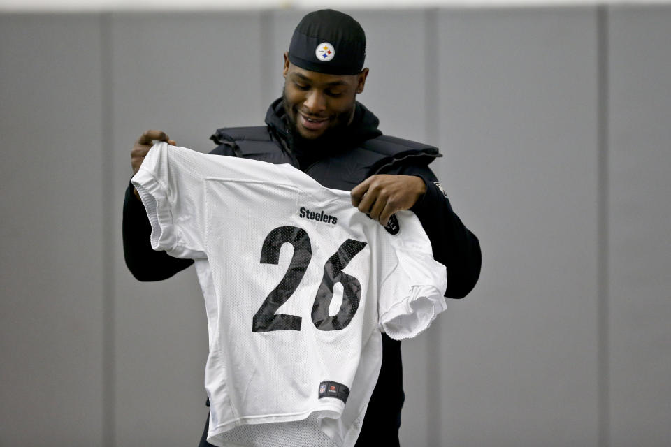 Le'Veon Bell hasn't suited up for the Steelers since their playoff game in January. (AP) 