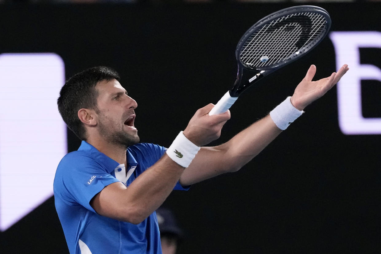 El serbio Novak Djokovic protesta durante su partido de la primera ronda del Abierto de Australia frente al croata Dino Prizmic, el domingo 14 de enero de 2024 (AP Foto/Andy Wong)