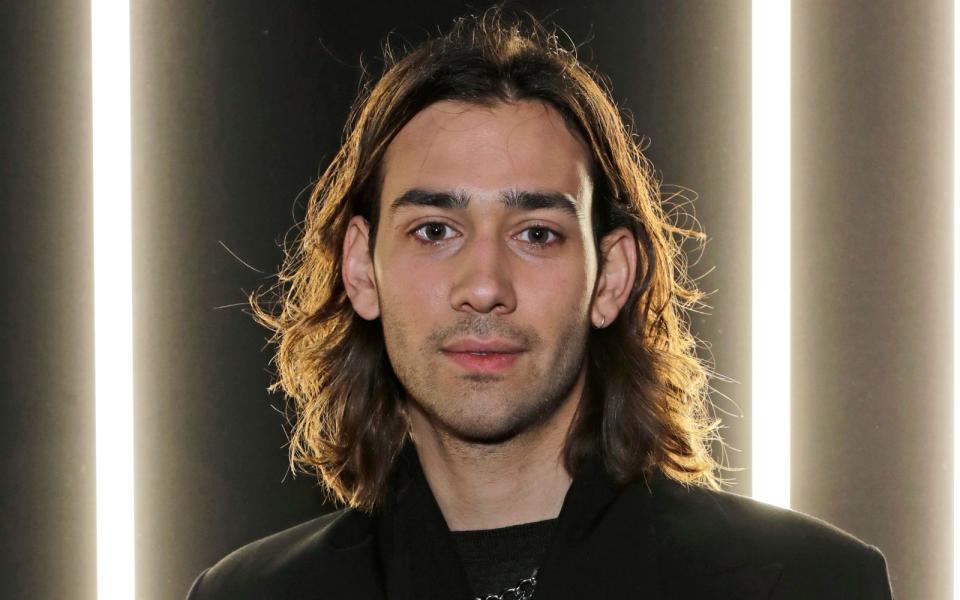 Auch der Brite Maxim Baldry wird vermutlich eine der Hauptrollen in der "Herr der Ringe"-Serie übernehmen. Bislang war der 26-Jährige unter anderem in der dystopischen Serie "Years and Years" von BBC One und HBO zu sehen. (Bild: 2020 David M. Benett/Dave Benett/Getty Images for dunhill)