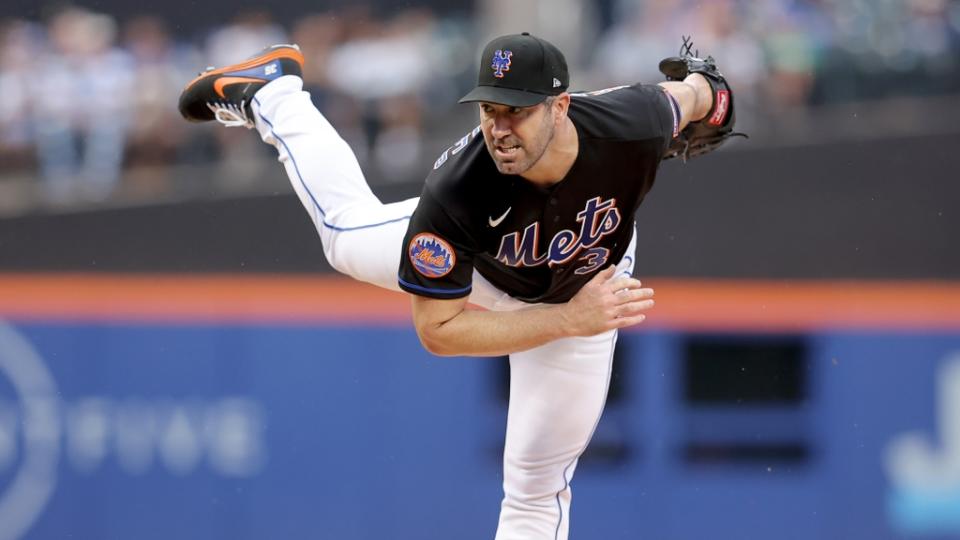 New York Mets starting pitcher Justin Verlander (35) follows through on a pitch against the Los Angeles Dodgers during the first inning at Citi Field