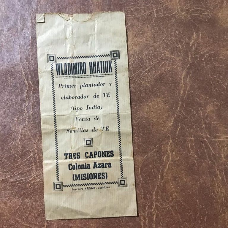 WLADIMIRO HNATIUK. Primer plantador y elaborador de té (tipo India). Venta de semillas de té. Tres Capones. Colonia Azara. (MISIONES)”, indicaba el packaging impreso con el que enviaba sus hebras artesanales cosechadas a mano en las cuatro hectáreas que cultivaba en Tres Capones. Fuente: Frontera Jesuita/Carlos Vedoya Recio