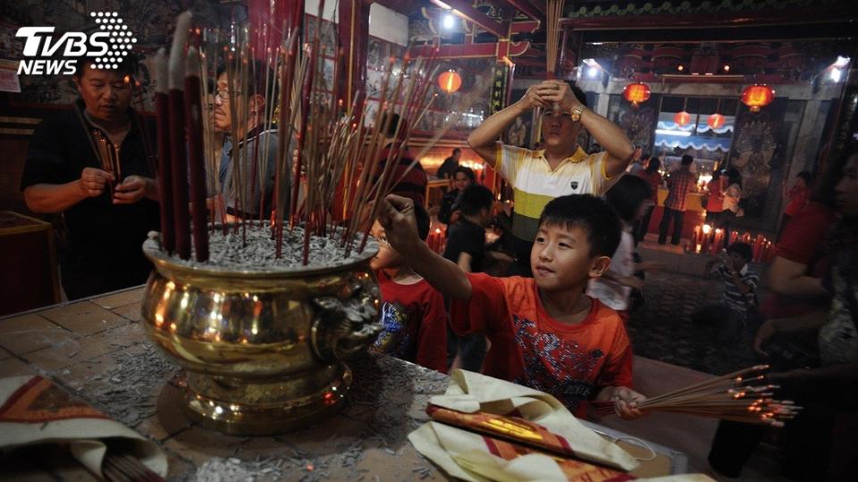 過年期間家家戶戶幾乎都會祭拜神明和祖先。(示意圖／TVBS)