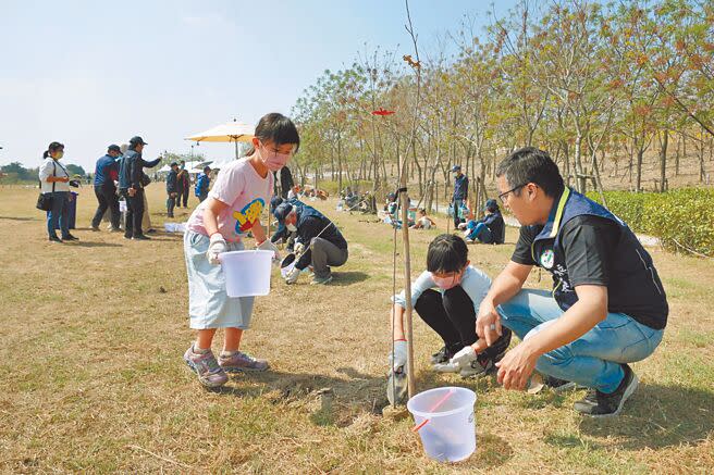 水利署第5河川局在北港溪雲林縣北港鎮堤段舉辦植樹活動，響應2050淨零碳排。（張朝欣攝）