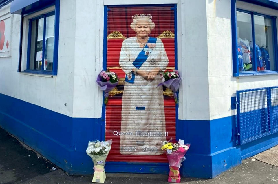 The Bristol Bar in Dennistoun, Glasgow, has paid tribute to the late Queen. (swns)