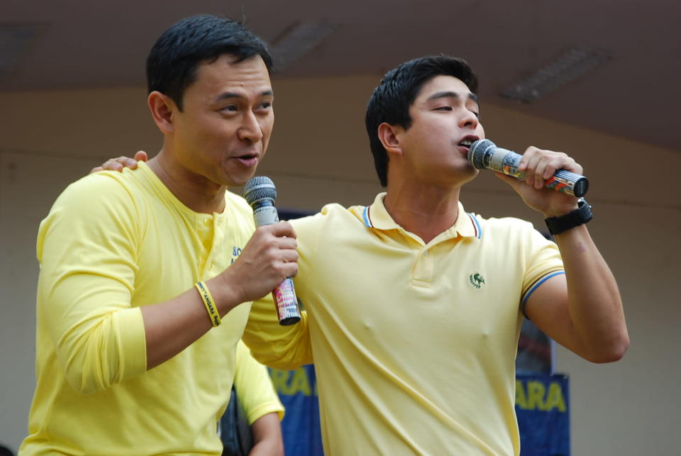 The politician and actor sing a duet. (Photo by Enie Reyes)