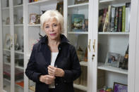 La autora Isabel Allende posa en su estudio en Sausalito, California, el 12 de abril de 2023, para promover su más reciente libro “El viento conoce mi nombre”. (Foto AP/Eric Risberg)