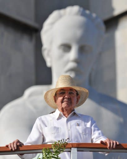 Raúl Castro asumirá por un año la presidencia de la Celac, la Comunidad de Estados Latinoamericanos y del Caribe, creada en 2011 en Caracas bajo el impulso del presidente venezolano Hugo Chávez, que convalece de una cirugía de cáncer en un hospital de La Habana y será el gran ausente de la cumbre de Santiago. (AFP/archivo | adalberto roque)