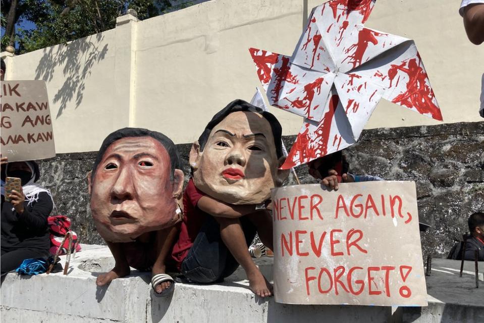 Manifestantes anti Marcos