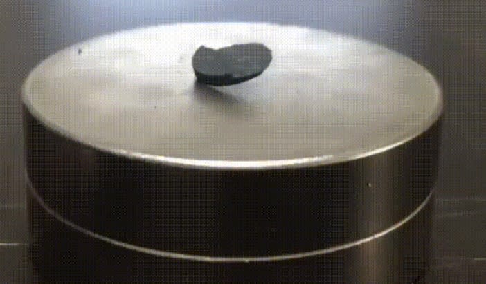 論文作者上傳的一段影片資料中，一塊材料被放在磁鐵上後，保持懸浮狀態。這是物體轉變為超導體的特征之一，即邁斯納效應（Meissner Effect）。   圖：翻攝自騰訊網