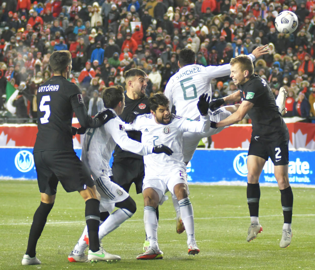 Los jugadores de México y Canadá terminaron enfrentados al final del juego que ganaron los locales por 2-1 en la gélida Edmonton por las eliminatorias al Mundial de Fútbol Catar 2022. (Foto: USA TODAY Sports)