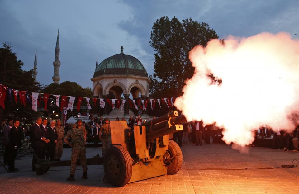 <p>A Turkish army artillery unit marks the end of fasting in the historic Sultanahmet district of Istanbul, Turkey, May 27, 2017. (AP Photo/Lefteris Pitarakis) </p>