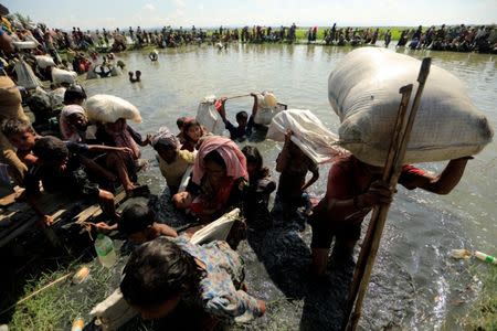 Rohingya refugees who fled from Myanmar make their way after crossing the border in Palang Khali, near Cox's Bazar, Bangladesh October 16, 2017. REUTERS/Zohra Bensemra