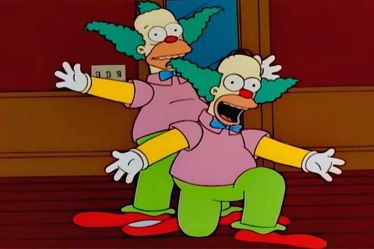 Homero, disfrazado de payaso, junto a Krusty