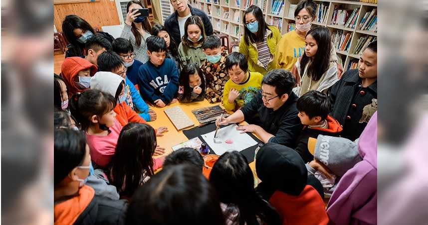 藝術家方志偉到「桃園市最高小學」巴崚國小帶來的「水墨畫初體驗」，每個孩童屏氣凝神，不想錯過任何一刻。（圖／讀者提供）