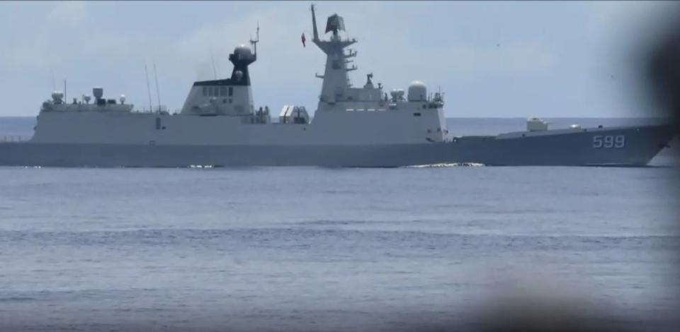 共軍舷號599的054A型飛彈護衛艦「安陽號」出現在國防部公布的影片中。（截圖國防部提供影片）