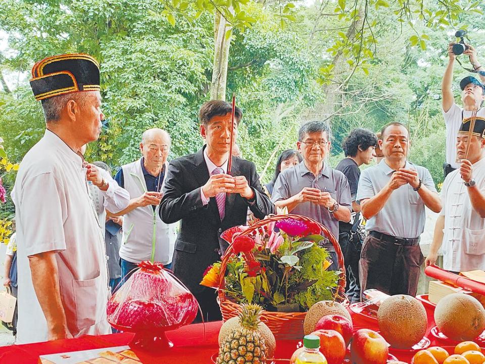 桃園大圳1924年通水，至今已經100年，農業部農田水利署桃園管理處舉辦百周年紀念。農水署署長蔡昇甫（左二）出席「圳頭祭」，緬懷當年因公殉職的先烈。（賴佑維攝）