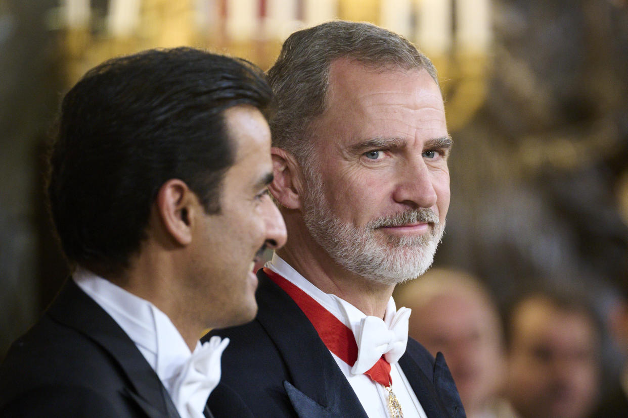 El rey Felipe VI y el emir de Qatar, Sheikh Tamim bin Hamad Al Thani, durante la cena de gala de ayer en el Palacio Real. (Photo by Carlos Alvarez H./Getty Images)