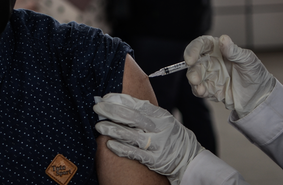 天水圍新都醫務中心為36名市民接種超出建議使用日期的復必泰疫苗。（資料圖片）
