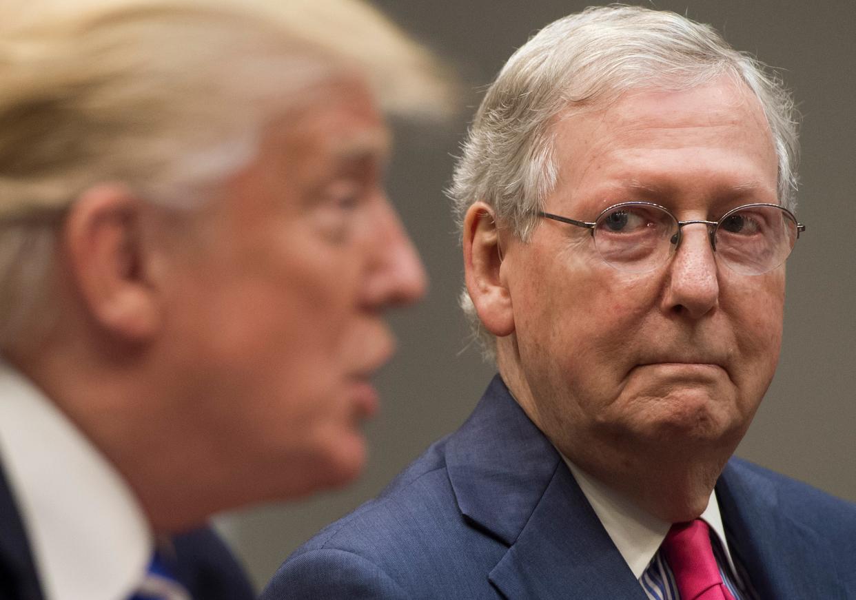 <p>El presidente de los Estados Unidos, Donald Trump, habla junto al líder de la mayoría del Senado, Mitch McConnell (derecha), mientras sostienen una reunión sobre la reforma tributaria en la Sala Roosevelt de la Casa Blanca en Washington, DC, el 5 de septiembre de 2017.</p> (SAUL LOEB / AFP a través de Getty Images)