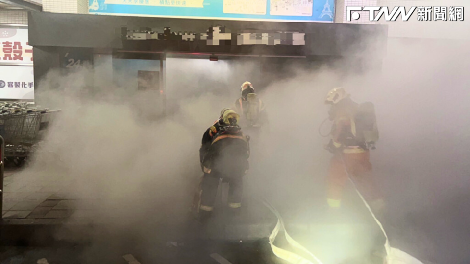 家樂福因為三名男子拿殺蟲劑點火而遭火警，損失難以估計。（圖／翻攝畫面）