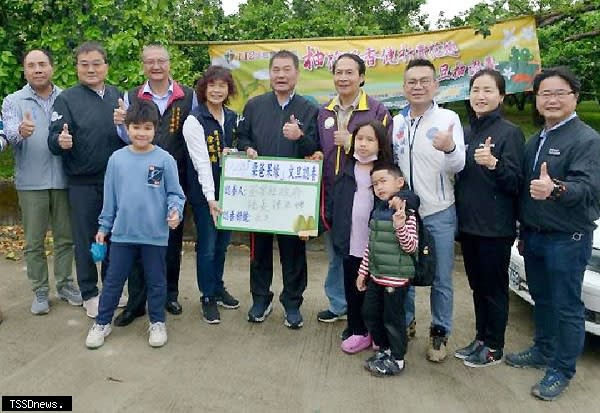 頭屋鄉農會舉辦柚花健行活動，縣長鍾東錦（中）認養一顆文旦柚樹。<br /><br />（記者江乾松攝）