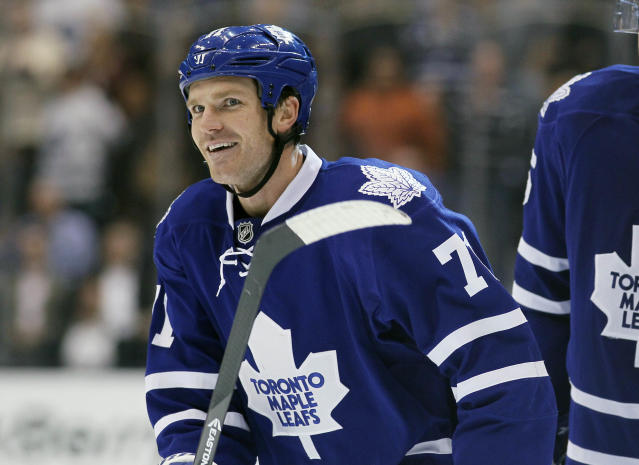 Maple Leafs sign David Clarkson