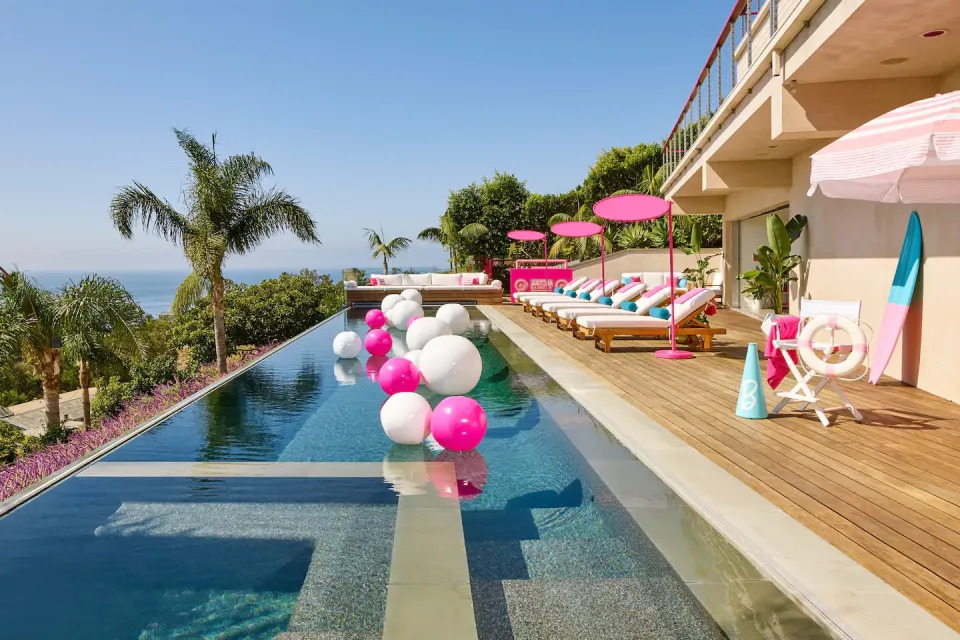 Der Infinity Pool mit Blick über Malibu (Bild: Airbnb)