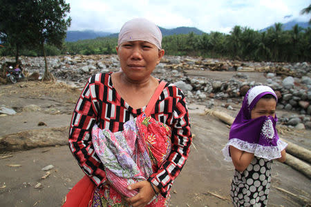 Residents weep in a village devastated by flash floods in Salvador, Lanao del Norte in southern Philippines, December 24, 2017. REUTERS/Richel V. Umel