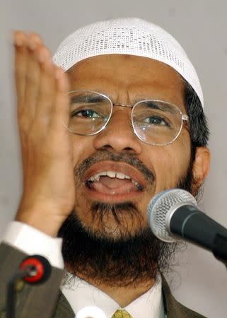 Dr. Zakir Naik, a world renowed Islamic scholar, delivers his speech in Srinagar September 7, 2003. REUTERS/Danish Ismail/Files