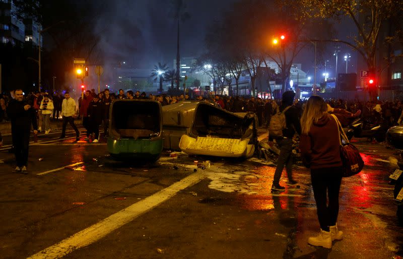 Foto del miércoles de cestos de basura incendiados en las protestas a favor de la independencia de Cataluña en las afueras del estadio del Barcelona