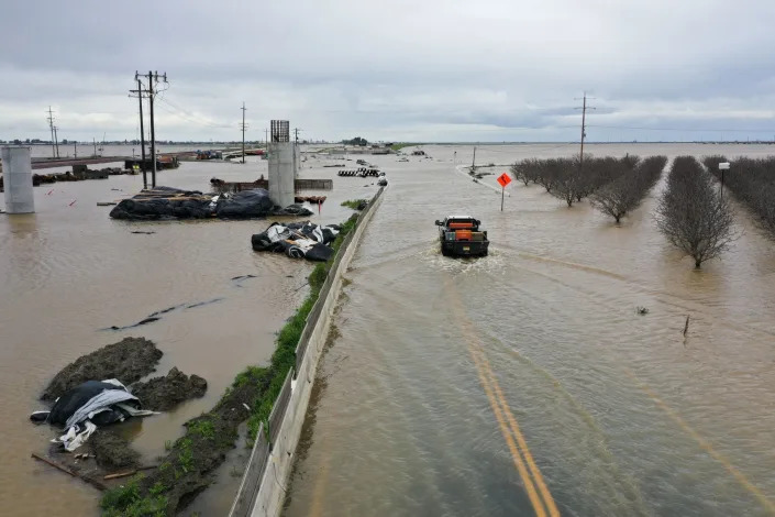 Record San Francisco Storm Leaves Flood Risk, Thousands in Dark (news.yahoo.com)