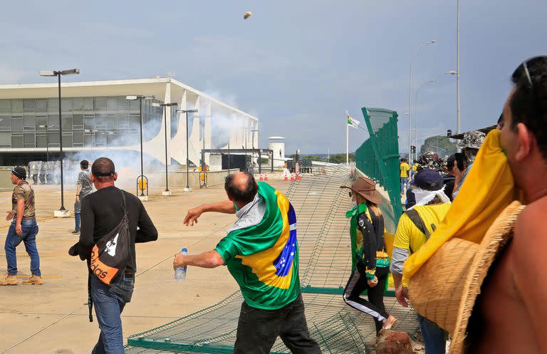 Los partidarios del expresidente brasileño Jair Bolsonaro chocan con la policía antidisturbios en el Palacio Presidencial del Planalto