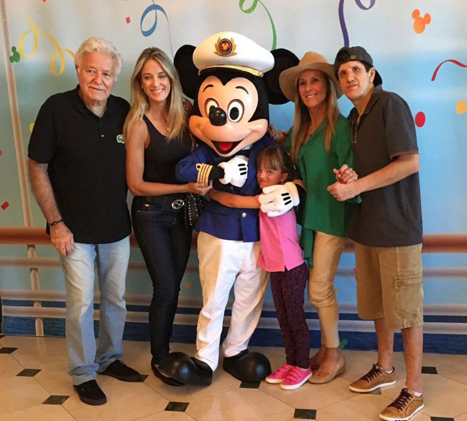 Como não poderia deixar de ser, todos posaram ao lado do Mickey Mouse. Mas, desta vez, o ratinho querido pelo mundo todo estava vestido de capitão de navio. É muito estilo, não é?! (Foto: Reprodução/Instagram)