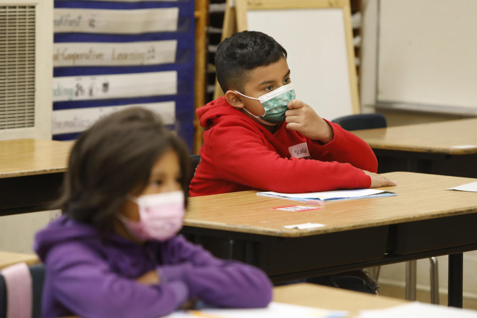 Students wearing masks during third-grade summer school in Los Angeles, California. The AAP recommends that all students and staff wear masks, regardless of vaccination status. (Carolyn Cole / Los Angeles Times via Getty Images)