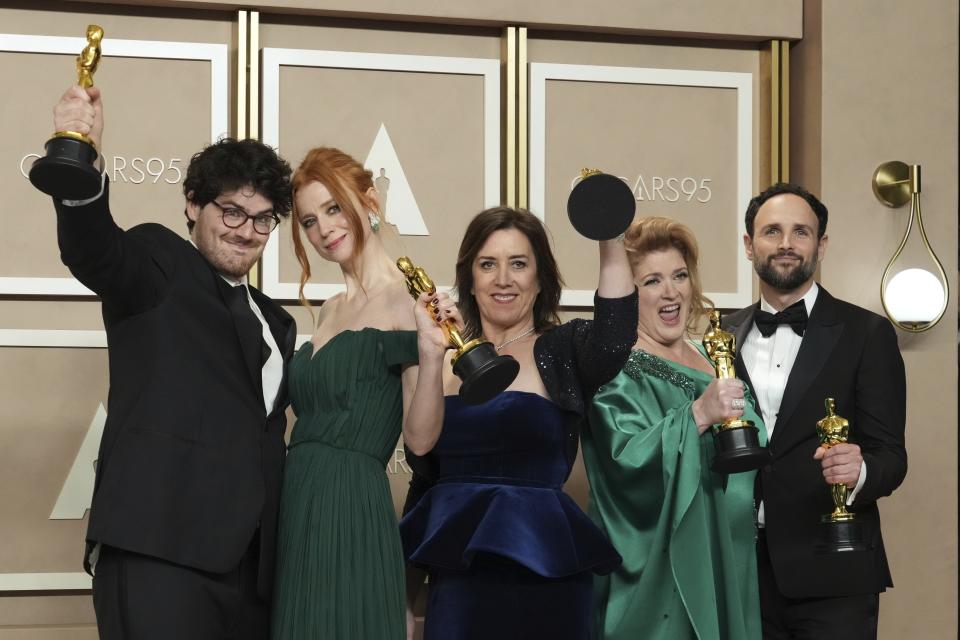 El director Daniel Roher y miembros del equipo de "Navalny" muestran en la sala de prensa el Oscar a mejor largometraje documental, el domingo 12 de marzo de 2023 en el Dolby Theatre de Los Ángeles. (Foto, Jordan Strauss/Invision/AP)