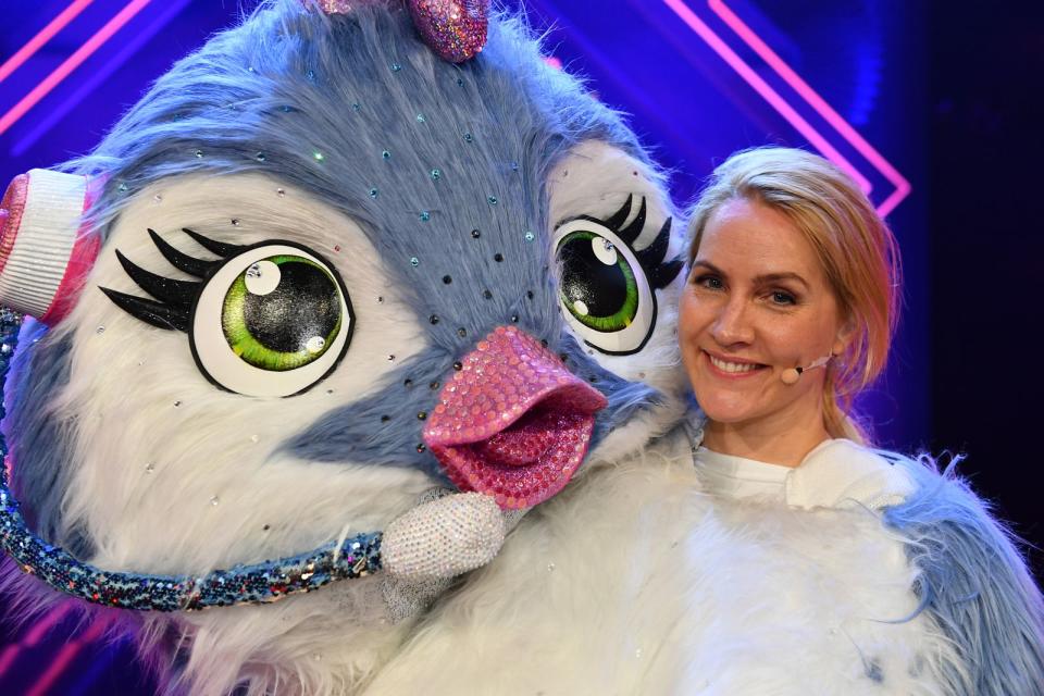 Süß, aber gerupft: Bei "Masked Singer" (ProSieben) wurde "Tagesschau"-Sprecherin Judith Rakers als Küken enttarnt. (Bild: ProSieben/Willi Weber)