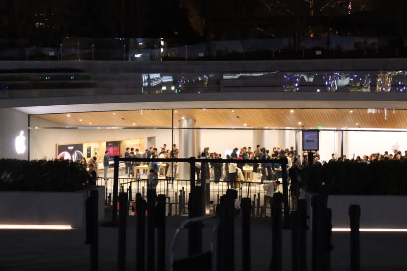 蘋果公司（Apple）亞洲規模第一的零售店21日晚在上海開幕，能入店的都是排隊多時甚至前一天來排隊的民眾。門市周邊的廣場上架起分隔欄杆，並有多名警力維安。中央社記者張淑伶上海攝  113年3月21日