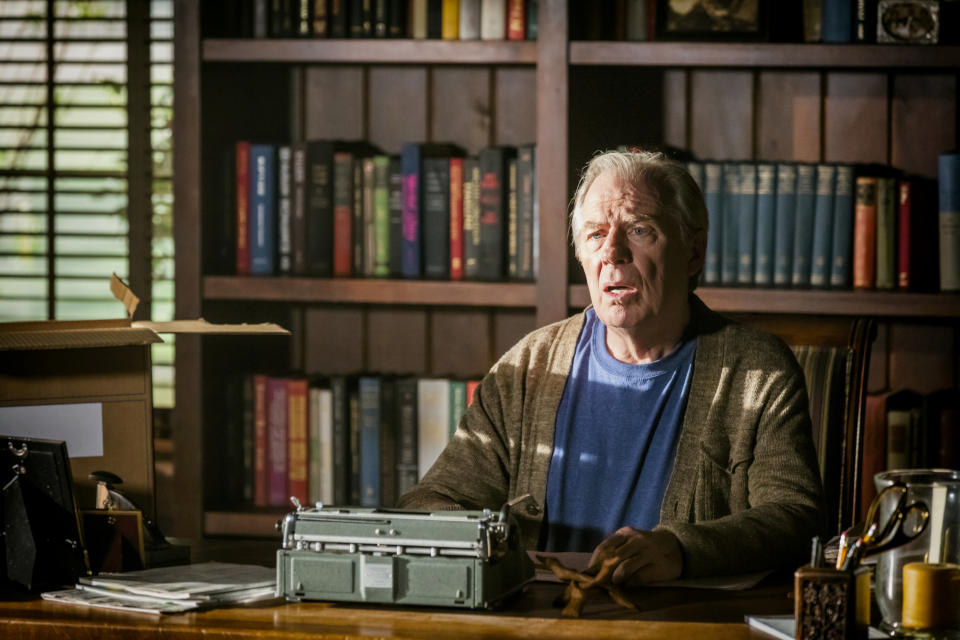 <p><span>Im Finale der dritten Staffel bringt der vor sich hindämmernde Chuck (Michael McKean) eine Laterne zum Umsturz. In der Schlusseinstellung sehen die Zuschauer die Außenansicht des Hauses, das in Flammen steht. Zwar sieht man Chucks Tod nicht auf der Leinwand, der Serienautor Peter Gould versichert aber, dass sein Schicksal damit besiegelt sei. (Foto:ddp)</span> </p>