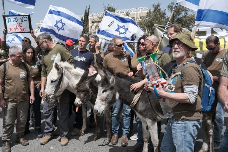 Manifestantes se manifiestan contra las reformas del servicio militar propuestas por el primer ministro israelí, Benjamin Netanyahu