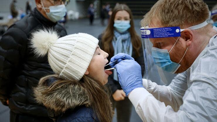 In Dänemark fürchten Behörden und Experten, dass das mutierte Virus von den Nerzen auf den Mensch überspringen könnte. Dänemark ist der größte Nerzfellexporteur der Welt – bisher. Foto: dpa