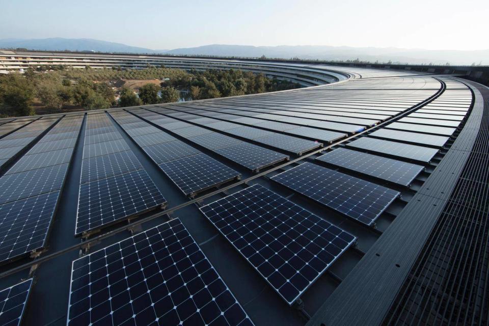 The 17-megawatt solar panel installation on top of the brand new Apple Park, which ensures that the company's new campus is powered entirely with renewables (Apple)
